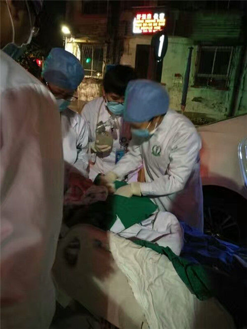 無影燈，黃光手電筒