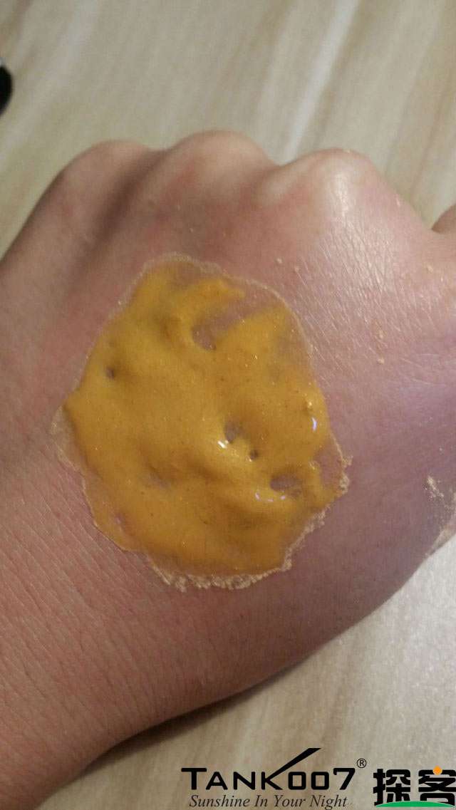 客戶買(mǎi)了紫光手電驗(yàn)熒光劑，先拿面膜大姨媽巾開(kāi)刀 