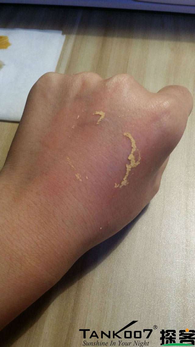 客戶買(mǎi)了紫光手電驗(yàn)熒光劑，先拿面膜大姨媽巾開(kāi)刀 