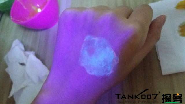 客戶買(mǎi)了紫光手電驗(yàn)熒光劑，先拿面膜大姨媽巾開(kāi)刀 