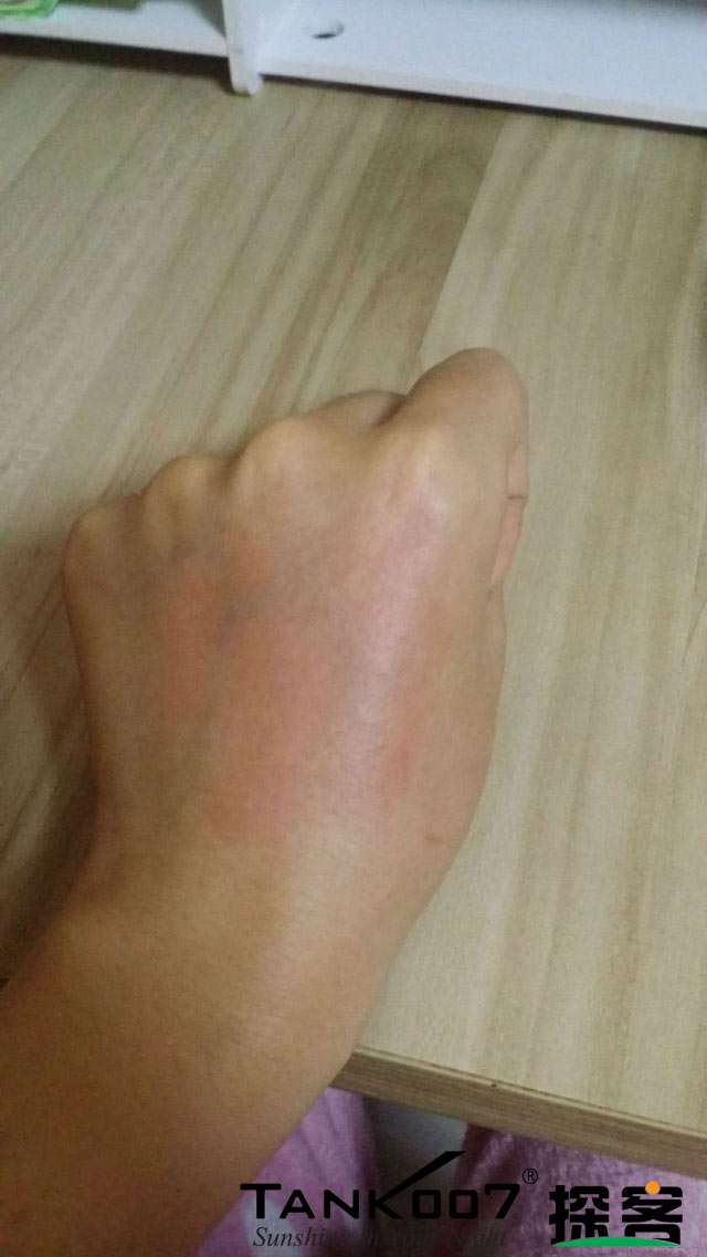 客戶買(mǎi)了紫光手電驗(yàn)熒光劑，先拿面膜大姨媽巾開(kāi)刀 