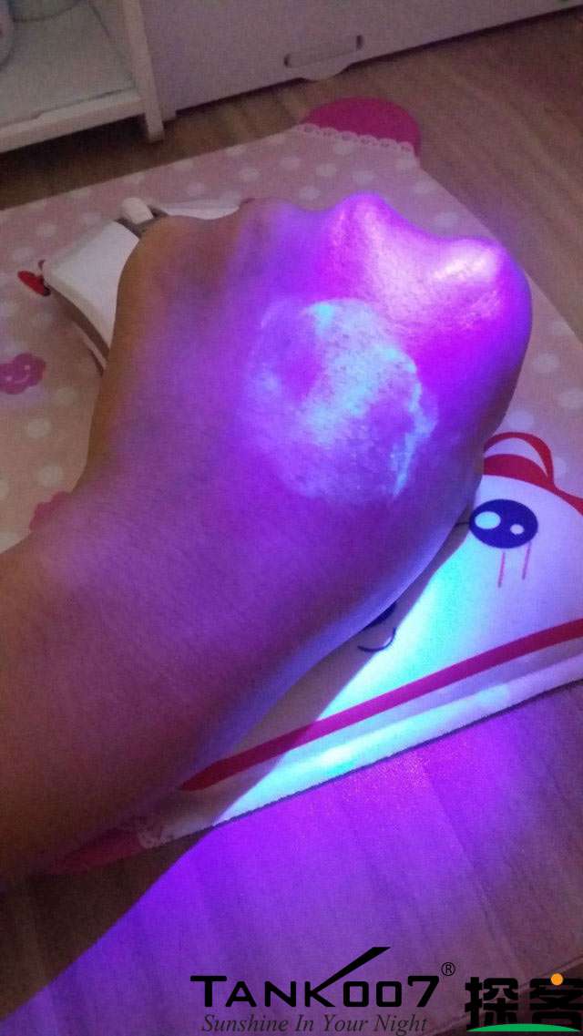 客戶買(mǎi)了紫光手電驗(yàn)熒光劑，先拿面膜大姨媽巾開(kāi)刀 