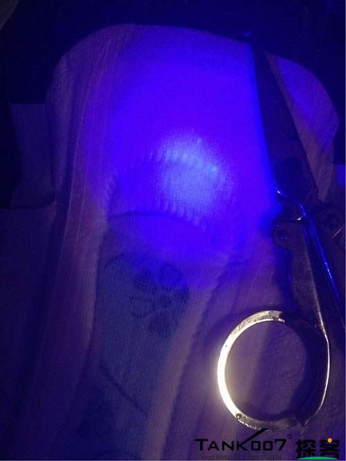 客戶買(mǎi)了紫光手電驗(yàn)熒光劑，先拿面膜大姨媽巾開(kāi)刀 