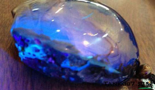 網(wǎng)上用紫光手電鑒定琥珀的帖子這么多，哪個是真假？