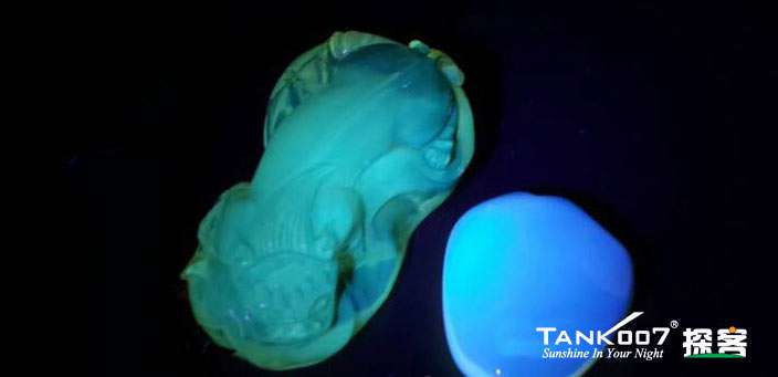 網(wǎng)上用紫光手電鑒定琥珀的帖子這么多，哪個是真假？