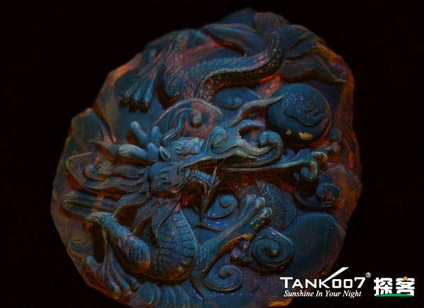 網(wǎng)上用紫光手電鑒定琥珀的帖子這么多，哪個是真假？