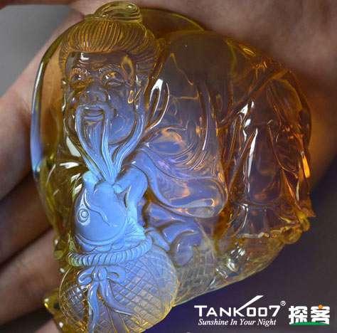 網(wǎng)上用紫光手電鑒定琥珀的帖子這么多，哪個是真假？