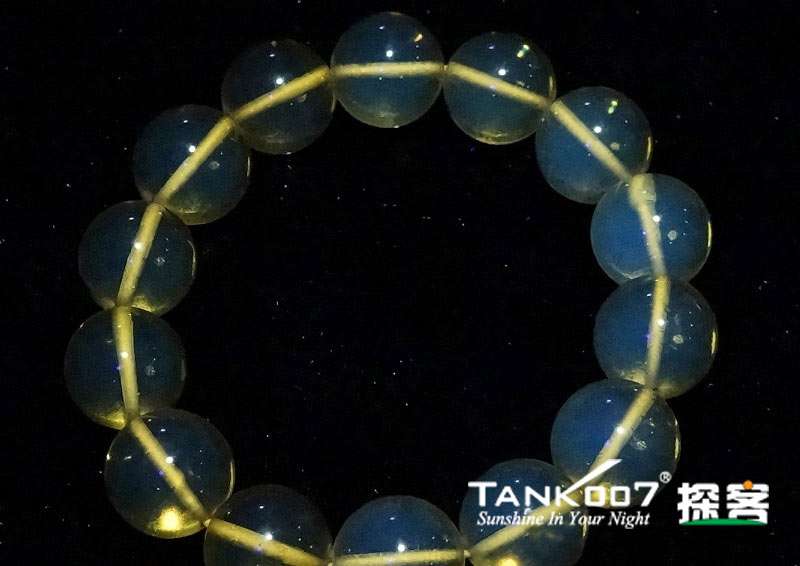 網(wǎng)上用紫光手電鑒定琥珀的帖子這么多，哪個是真假？