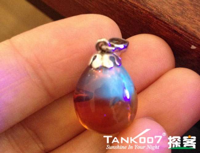 網(wǎng)上用紫光手電鑒定琥珀的帖子這么多，哪個是真假？