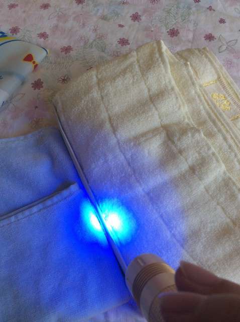  寶媽買(mǎi)了紫光手電，衣服上好多熒光劑，看的心慌害怕