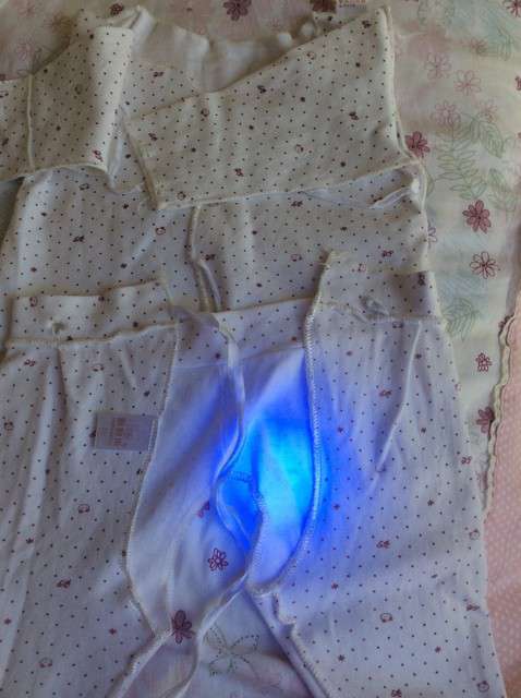  寶媽買(mǎi)了紫光手電，衣服上好多熒光劑，看的心慌害怕
