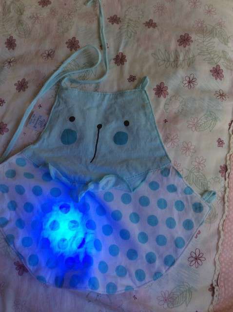  寶媽買(mǎi)了紫光手電，衣服上好多熒光劑，看的心慌害怕