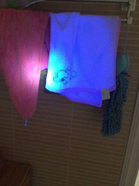  寶媽買(mǎi)了紫光手電，衣服上好多熒光劑，看的心慌害怕