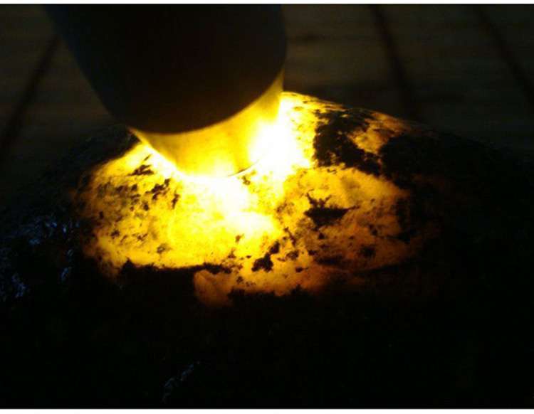 玉石用照玉手電筒白光和放大鏡看的是什么？